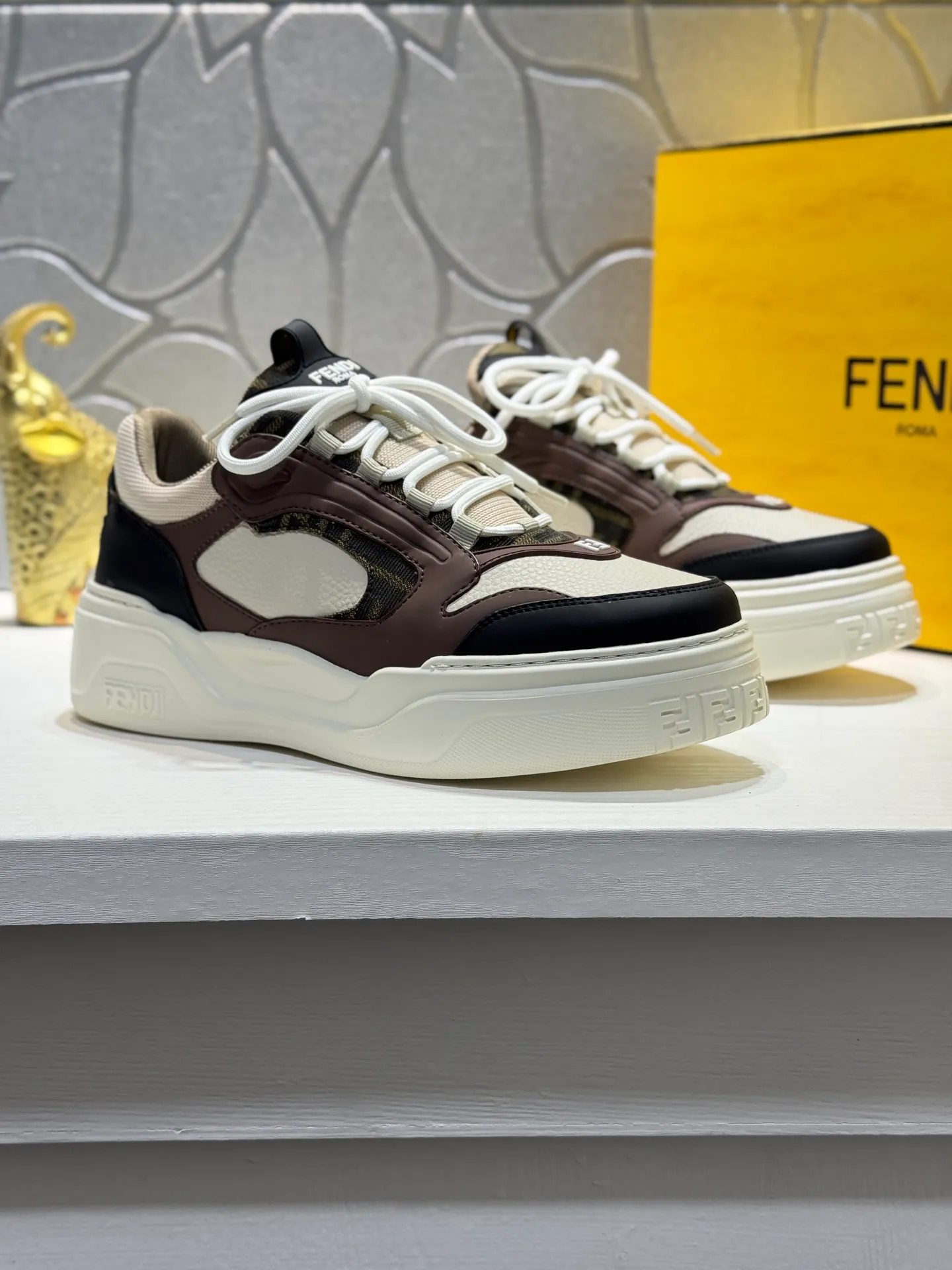 FENDI Fendi high version latest Force series calfskin FF men's shoes 💰560 [new style] 🦥🦥 mesh round toe thick sole low-top sports sneakers, these Force lace-up low-top shoes. Made of white full-grain leather and white and brown smooth leather. Padded. Brown FF jacquard and yellow technical fabric details. Lightweight and thick white sole with FF pattern details on the toe and heel ✔️Fabric: Imported first-layer cowhide breathable mesh ✔️Inner lining: Customized breathable mesh ✔️Sole: Open-molded rubber foam material ✔️Sole thickness: 7CM Size: #Men's 38-44 (45 is custom-made and cannot be returned or exchanged